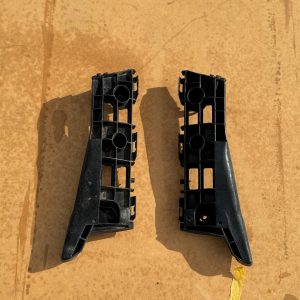Prius retainer set front